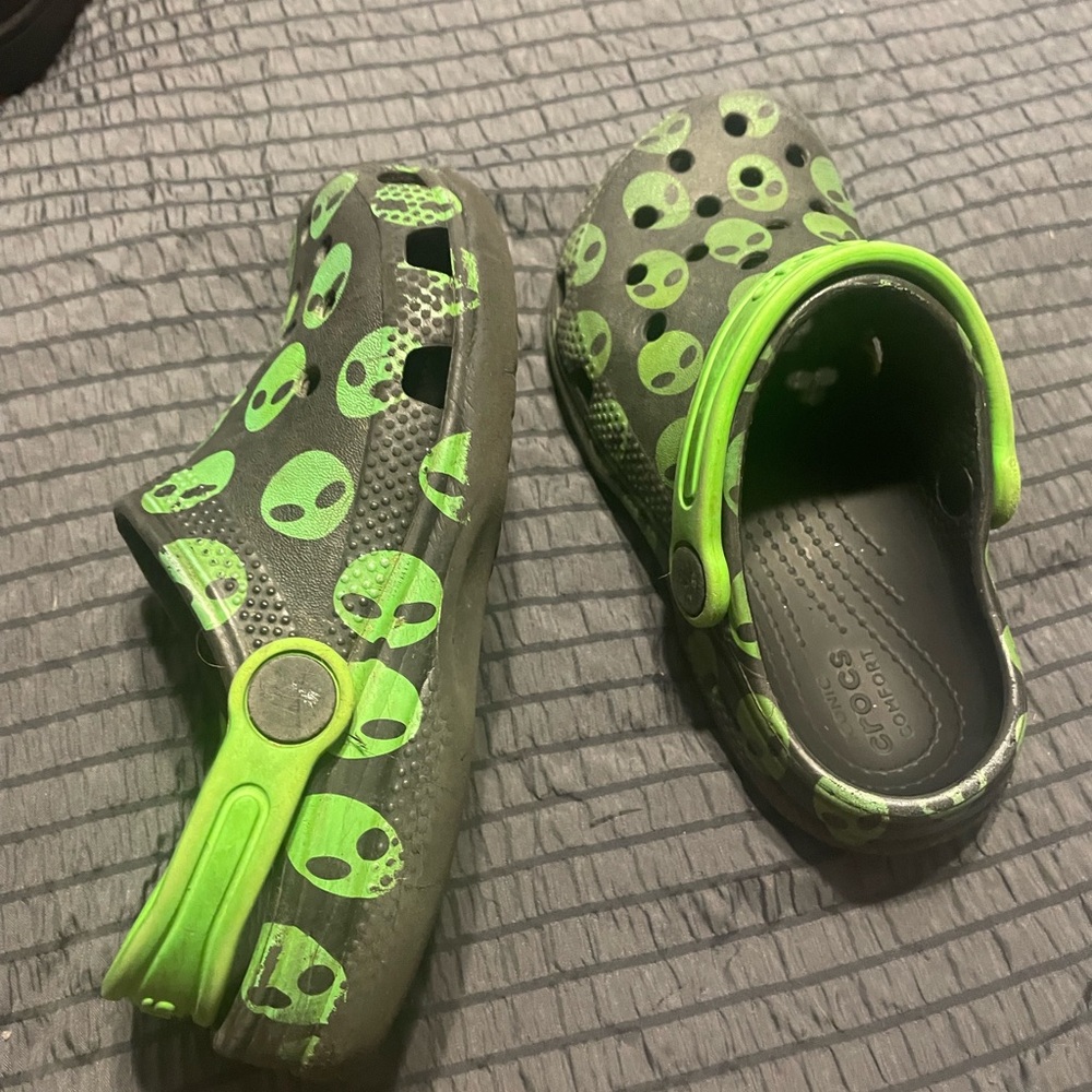 CROCS Kids Alien Pattern Sandals - Black and Green